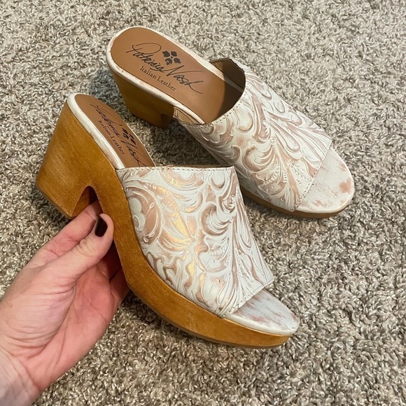 PATRICIA NASH VALENA WHITE COPPER TOOLED LEATHER CLOGS SHOES SIZE 7.5 - Picture 1 of 9